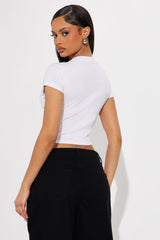 Modelo Cerveza Baby Tee - White